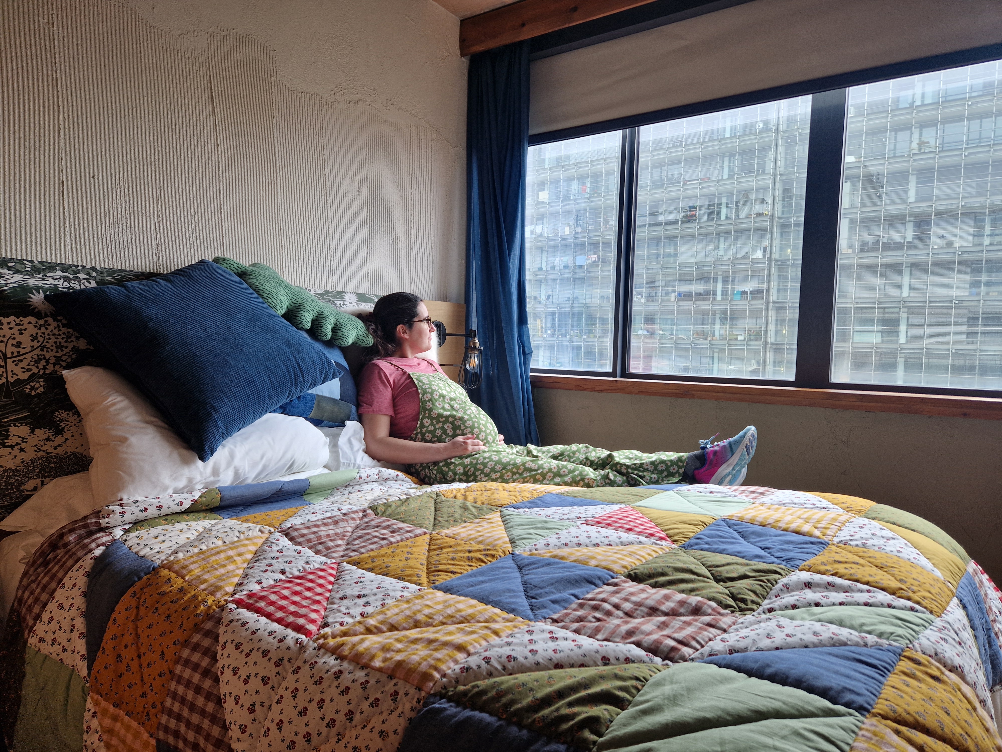 LeahinWanderlust sat on bed in the Treehouse Hotel Manchester Room